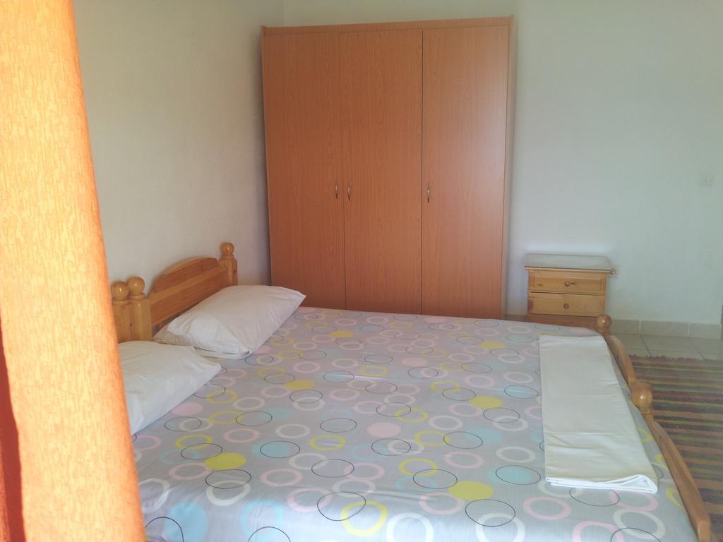 Guest House And Tavern Leo Saranda Kültér fotó