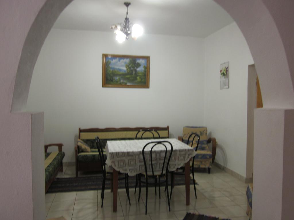 Guest House And Tavern Leo Saranda Kültér fotó